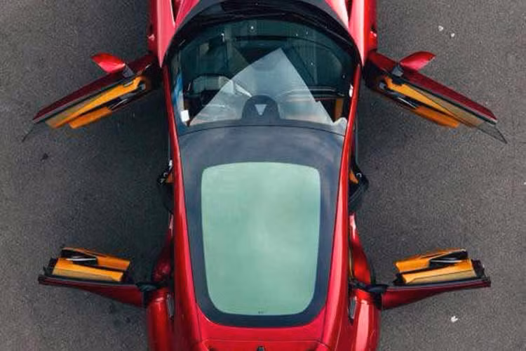 Một trong những điểm đặc biệt trên mẫu siêu SUV Ferrari Purosangue chính là hệ thống cửa sau mở ngược. Đây là thiết kế lần đầu xuất hiện trên một mẫu xe Ferrari, đồng thời giúp việc ra vào hàng ghế phía sau thuận tiện hơn so với cấu hình cửa truyền thống.