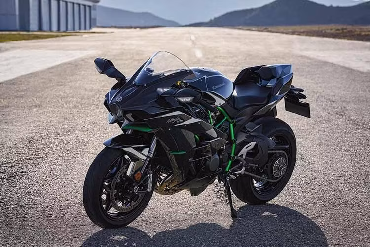 Kawasaki vừa xác nhận mẫu superbike trang bị động cơ siêu nạp Ninja H2 sẽ quay trở lại thị trường Anh và châu Âu vào năm 2027, sau khi bị ngừng phân phối từ cuối năm 2020. Ở lần xuất hiện trước đó, mẫu xe này đạt mức tiêu chuẩn khí thải Euro4 với công suất công bố 228 mã lực.