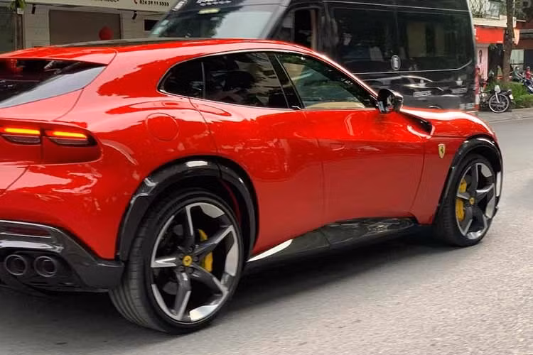 Các nhà thiết kế của Ferrari cho biết họ muốn có sự tách biệt rõ ràng giữa phần thân trên và dưới. Phần mui xe mượt mà và thanh lịch, còn phần dưới — bao gồm cánh khuếch tán sau dữ dằn và tấm ốp bánh xe có thể được hoàn thiện bằng sợi carbon hoặc màu đen mờ — nhằm truyền đạt sức mạnh và hiệu năng của Purosangue.