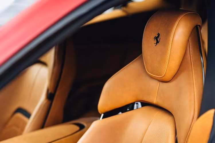 Bảng táp-lô của xe tích hợp các màn hình kỹ thuật số tương tự những mẫu Ferrari khác như SF90 Stradale, Roma hay 296 GTB, bao gồm cụm kỹ thuật số cho người lái và màn hình giải trí 10,2 inch cho hành khách phía trước. Một điểm đặc biệt trên Purosangue đó là Ferrari đã chọn cách thiết kế gần như đối xứng để loại bỏ màn hình trung tâm.