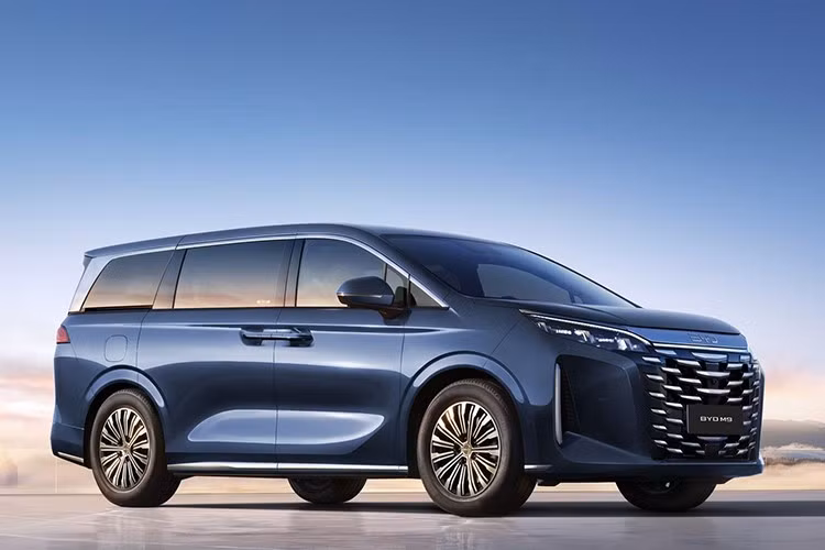 Đáng tiếc, xe không có các tính năng an toàn chủ động ADAS. Khi về Việt Nam, BYD M9 sẽ là đối thủ cạnh tranh của Kia Carnival, GAC M8 và Volkswagen Viloran. Tại thị trường Trung Quốc, mẫu xe này bán khá tốt với doanh số 2.611 chiếc vào hồi tháng 5/2025. BYD đang tận dụng đà tăng trưởng này để thúc đẩy chiến lược quốc tế.