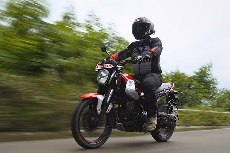Bajaj Freedom 125 được ra mắt lần đầu vào tháng 7/2024. Tại thị trường Ấn Độ, dòng xe này có giá niêm yết dao động chỉ từ 90.272 INR đến 1.10 lakh INR (27,4-33,4 triệu đồng).