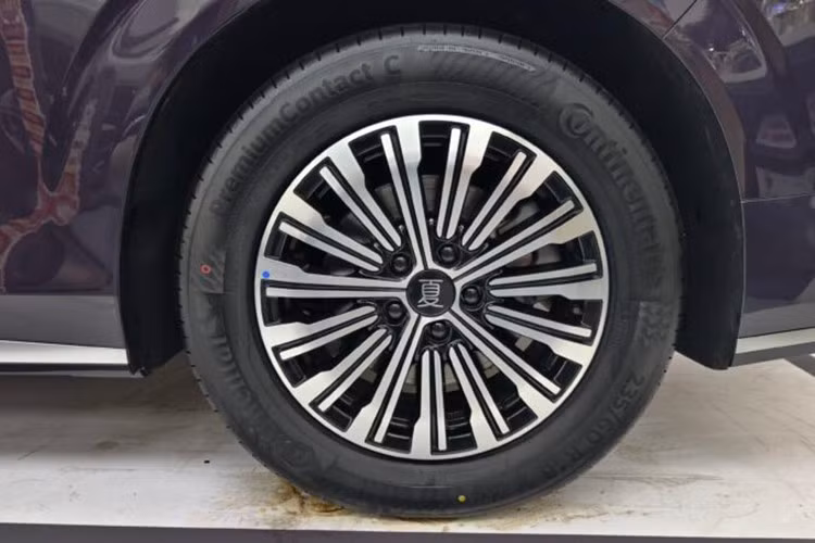 BYD M9 vẫn sử dụng chung nền tảng khung gầm với Xia. Xe sở hữu kích thước dài x rộng x cao lần lượt 5.145 x 1.970 x 1.805 mm và chiều dài cơ sở 3.045 mm. So với Xia dành cho thị trường Trung Quốc, BYD M9 đã được tinh chỉnh thiết kế nhằm phù hợp với khách hàng quốc tế.