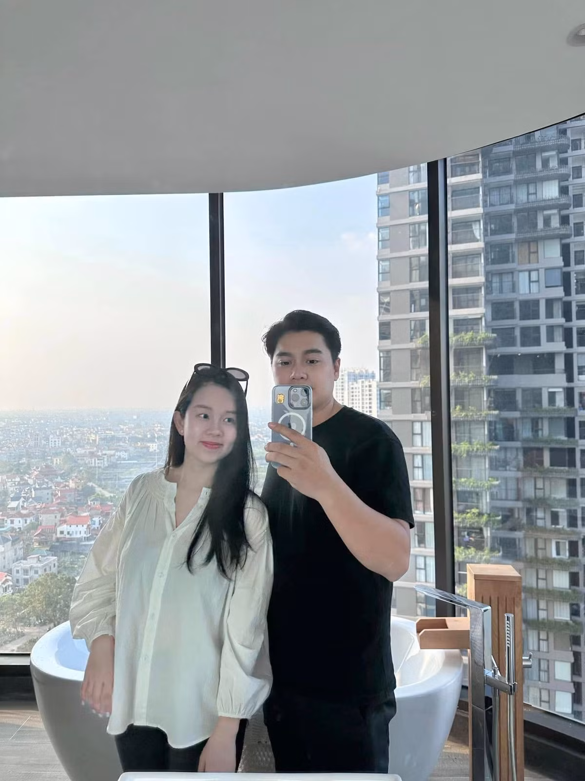 Ly Kute ghi dấu ấn với công chúng khi tham gia sitcom Nhật ký Vàng Anh. Cô cũng từng thử sức với vai trò MC và tạo ấn tượng với hình ảnh chị Ong Vàng trong chương trình Mười Vạn Câu Hỏi Vì Sao.