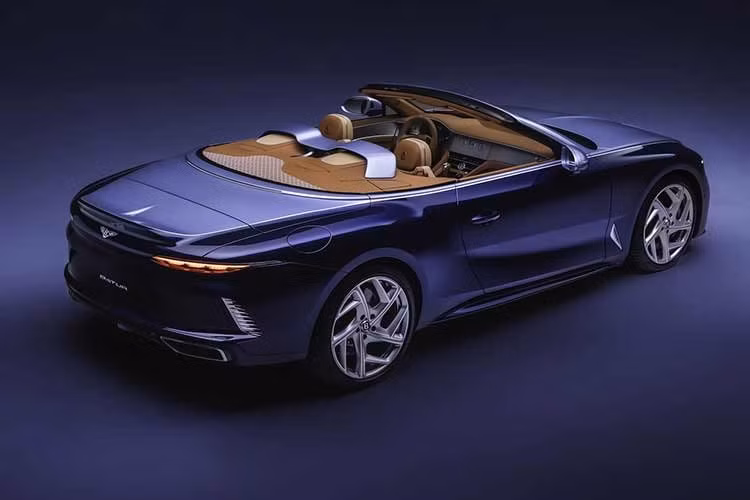 Chiếc Bentley Batur Convertible #4 có thể được tùy chỉnh rất nhiều, nhưng việc tùy chỉnh không ảnh hưởng đến những gì nằm bên dưới nắp ca-pô. Điều này có nghĩa là động cơ W12 tăng áp kép 6.0 lít mạnh mẽ được lắp ráp thủ công vẫn sản sinh công suất 740 mã lực. Điều đó đủ để giúp xe tăng tốc từ 0 đến 60 mph trong 3,3 giây và đạt tốc độ tối đa 209 mph (336 km/h).