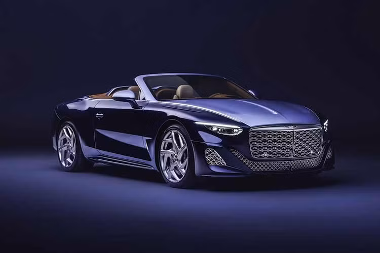Một khách hàng giàu có đã đặt hàng cho mình một chiếc Bentley Batour siêu sang đáp ứng không dưới 4 tiêu chí "lần đầu tiên". Chưa từng có chiếc Bentley nào sở hữu lớp sơn ba tông màu theo sở thích của chủ nhân, hay đèn chào mừng được thiết kế bởi chính người mua chiếc xe mui trần siêu sang này.
