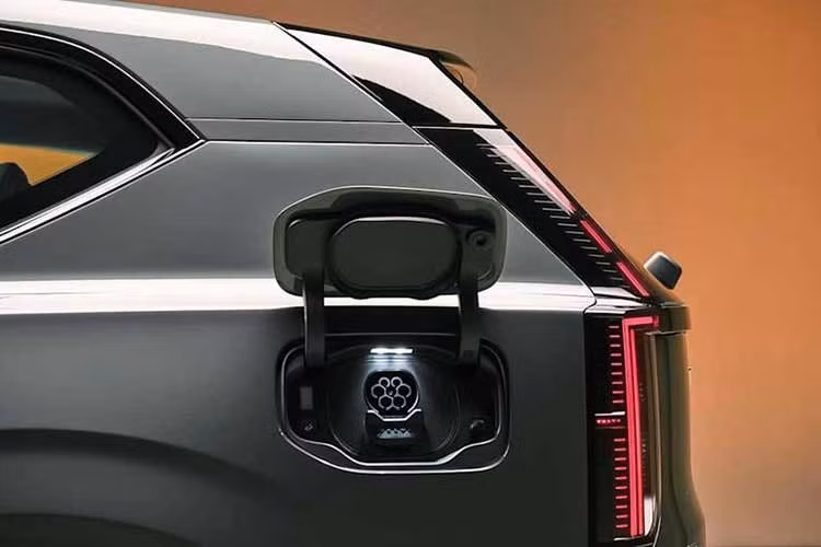 Tuy nhiên, việc Volvo tích hợp sẵn sạc nhanh cho thấy hãng đang đón đầu sự phát triển của hạ tầng sạc trong tương lai. Xe có ba cấu hình động cơ và bảy phiên bản trang bị. Bản P6 dẫn động cầu sau có tầm hoạt động tối đa 310 dặm (499 km), bản P10 AWD đạt 320 dặm (515 km), trong khi P12 AWD đạt mức 400 dặm như đã đề cập.