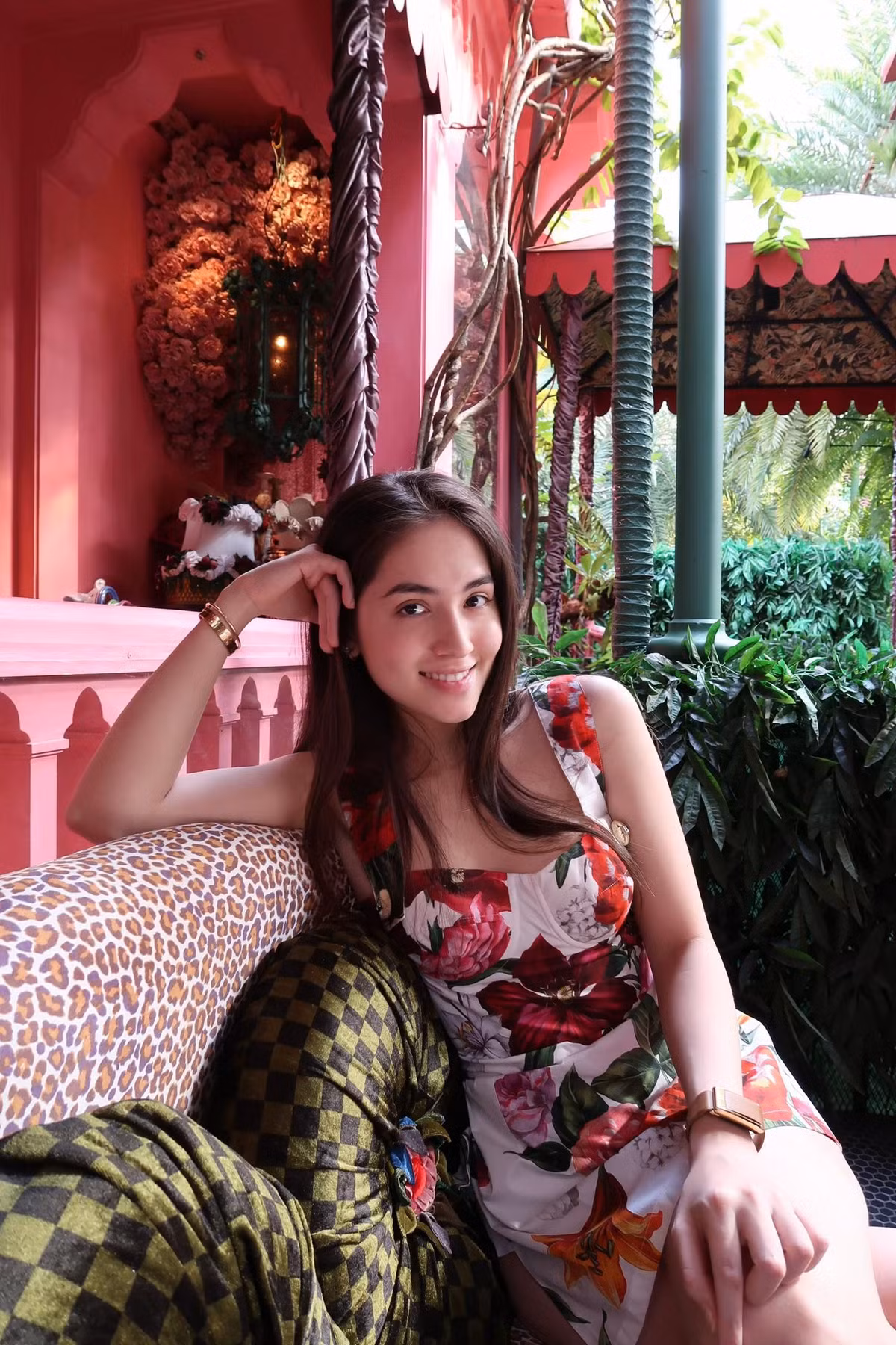 Bên dưới bài đăng, Trâm Anh nhận về hàng loạt lời khen nhan sắc: "Xinh xỉu", "Đẹp điên đảo", "Xinh dã man vậy, nhẹ nhàng nhưng sang kinh khủng"...