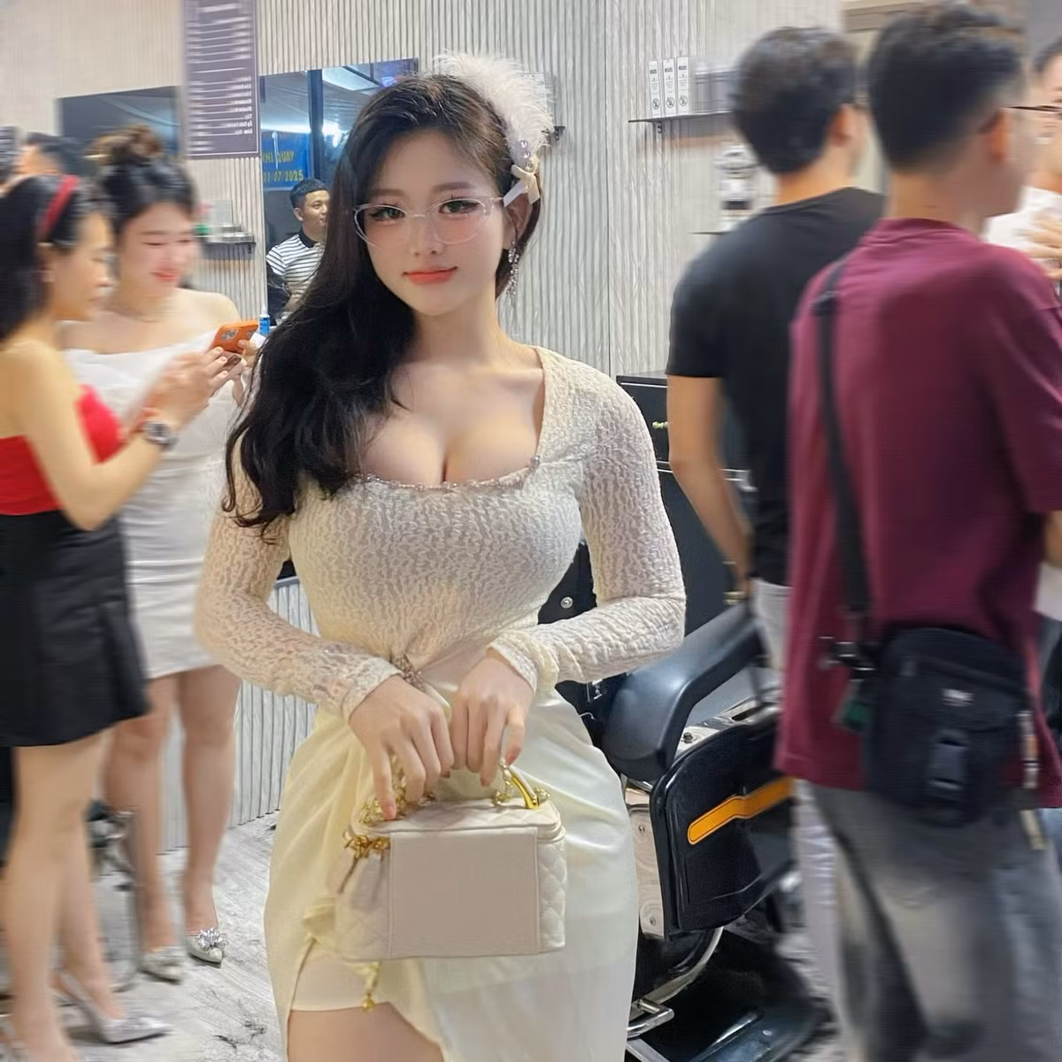 Hot girl Nguyễn Nhanh, hay còn được gọi với biệt danh 'Cô Nhanh Cắt Tóc' là cái tên gây chú ý. Cô nàng này đang sở hữu hơn 25.000 người theo dõi đa nền tảng, thường xuyên đăng tải khoảnh khắc làm việc, các "tác phẩm" cắt tóc ấn tượng khiến người xem hết sức bất ngờ.