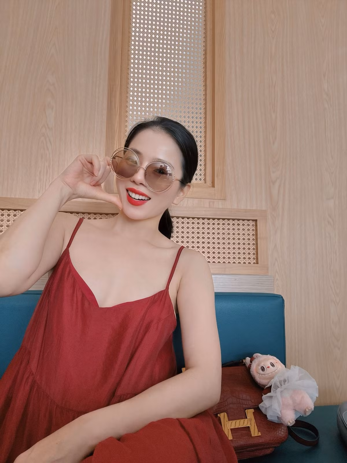 Nữ ca sĩ từng cho biết chính nhờ quá trình rèn luyện nghiêm khắc, cô thêm yêu bản thân và tự tin diện nhiều phong cách thời trang.