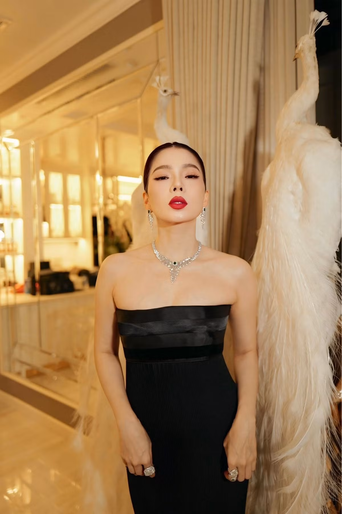Về đời tư, Lệ Quyên từng có hơn 10 năm gắn bó với doanh nhân Đức Huy trước khi ly hôn năm 2020. Cả hai có một con trai chung hiện 14 tuổi.