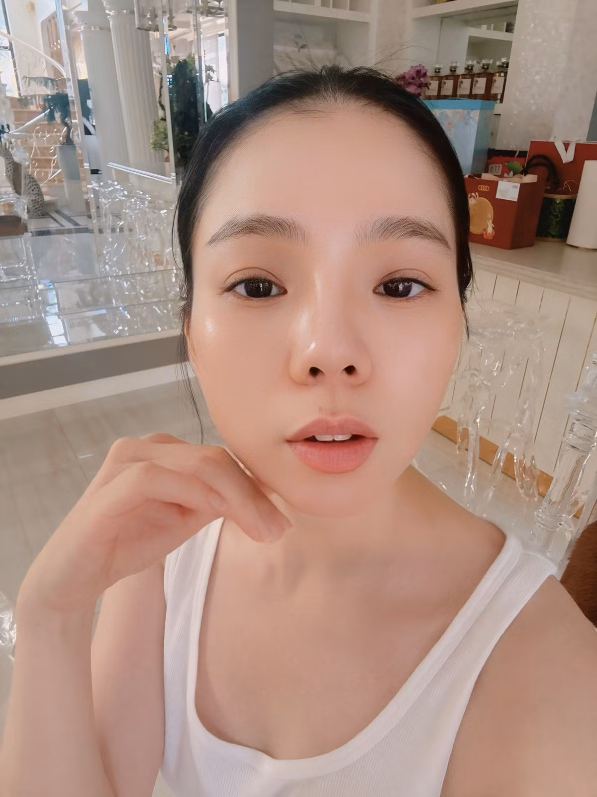Được biết đến là một trong những nghệ sĩ có thói quen tập luyện kỷ luật, Lệ Quyên duy trì việc rèn luyện tại nhà, chạy bộ dù lịch trình dày đặc. Các bài tập tập trung vào làm săn chắc cơ thể, giảm mỡ eo, giữ vóc dáng cân đối.