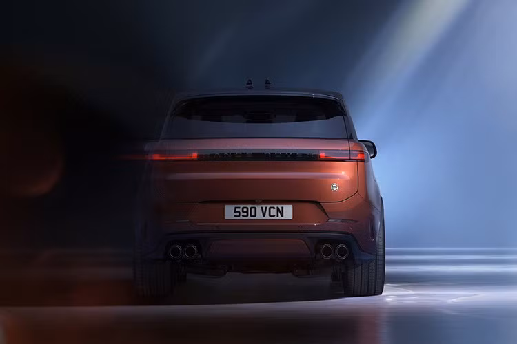 Range Rover Sport SV là mẫu Range Rover Sport mạnh mẽ và năng động nhất từ trước đến nay, kết hợp hiệu suất vượt trội với khả năng đặc trưng của Range Rover, sự tinh tế và thiết kế tối giản.