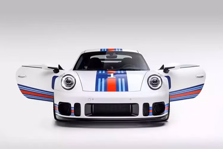 Tuy nhiên, nó lại được phát triển từ Porsche 911 thế hệ 992, loại nền tảng hiện đại biến giấc mơ không chỉ đẹp mà còn cực kỳ nhanh. Chỉ giới hạn 50 chiếc trên toàn thế giới, RR1 có giá khởi điểm từ 195.000 USD (hơn 4,45 tỷ đồng).
