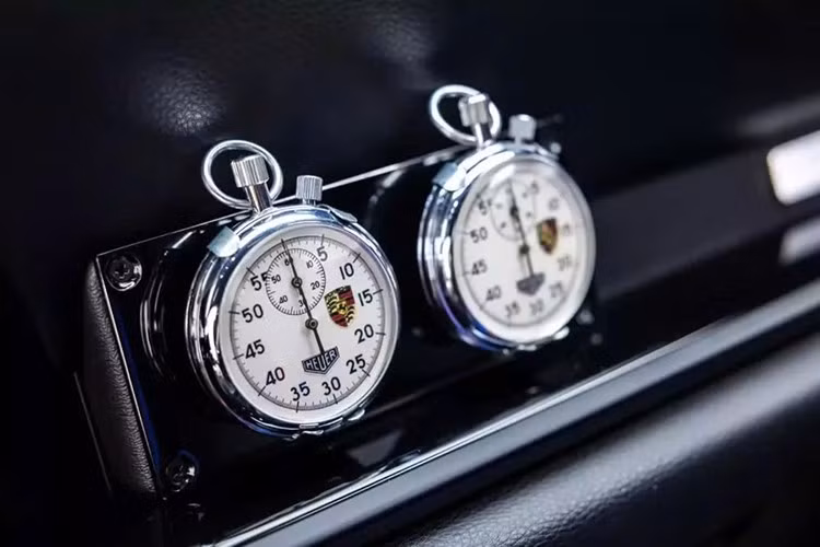 Không chỉ hiệu suất và thiết kế, Rezvani Retro RR1 còn sở hữu những chi tiết kỹ thuật tinh tế, gắn kết toàn bộ tổng thể. Thân xe bằng sợi carbon không chỉ mang đến vẻ ngoài ấn tượng, mà còn được thiết kế để tối ưu hiệu suất khí động học và giảm trọng lượng, chỉ giữ lại phần cửa bằng kim loại để đảm bảo tính toàn vẹn về mặt kết cấu.