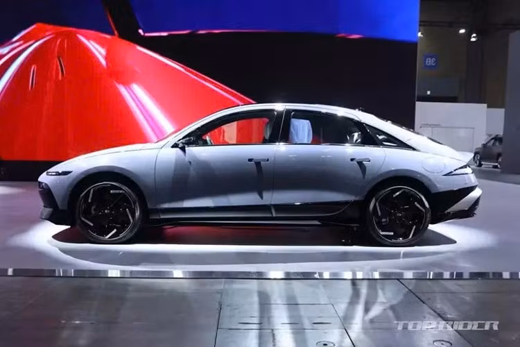 Ở phiên bản mới, các loại mô-tơ điện của Hyundai Ioniq 6 vẫn được giữ nguyên. Theo đó, bản tiêu chuẩn dẫn động cầu sau RWD dùng mô-tơ điện có công suất tối đa 151 và mô-men xoắn cực đại 350 Nm.