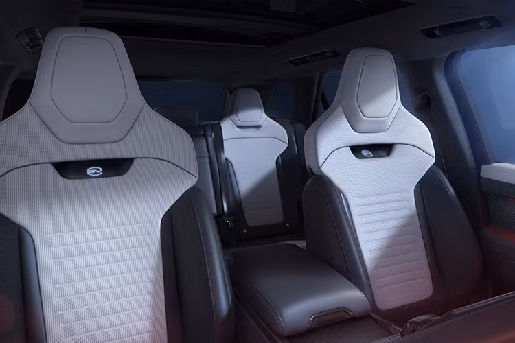 Sau khi giới thiệu Range Rover Sport SV Edition ONE và Edition TWO phiên bản giới hạn, giờ đây khách hàng có thêm lựa chọn tùy chỉnh chiếc SUV hiệu suất xa xỉ tối ưu của mình.