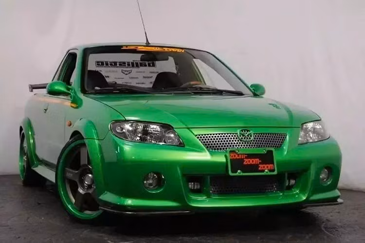 Chỉ đáng tiếc là chiếc bán tải độ Mazda Protege5 đời 2002 này được bán ở nước ngoài, và luật không được nhập xe cũ về Việt Nam, nếu không chiếc xe cũng sẽ sớm có mặt trong garage xe độc lạ của "Qua" Vũ.