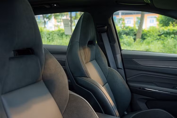 Không gian nội thất của Lynk &amp; Co 01 Hyper cũng được hãng xe Trung Quốc tuân thủ nghiêm ngặt “tiêu chuẩn 03 không” gồm không nhựa đường, không bông tái chế, không dung môi độc hại, sử dụng vật liệu thân thiện môi trường, đạt tiêu chuẩn an toàn tiếp xúc cho phụ nữ mang thai và trẻ sơ sinh.