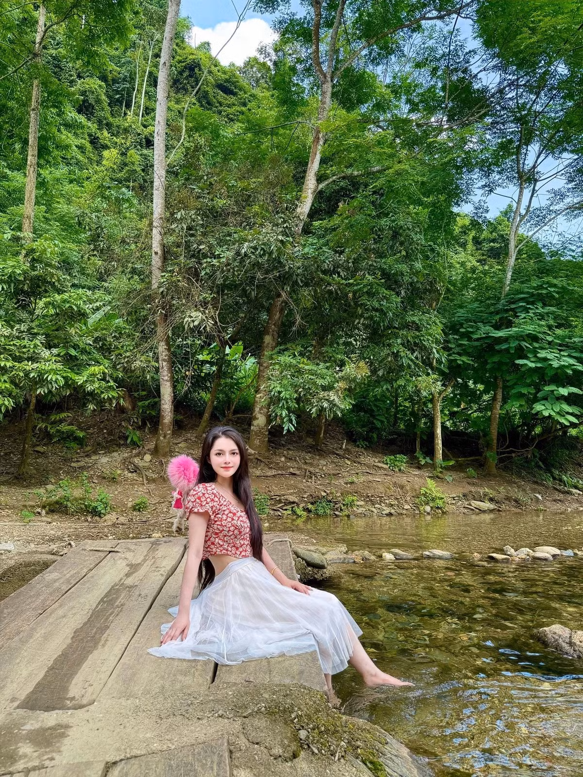 Dưới phần bình luận, netizen không chỉ để lại lời khen cho quê hương Tuyên Quang của Diệp Anh và còn không quên gửi lời có cánh tới nhan sắc của cô nàng.