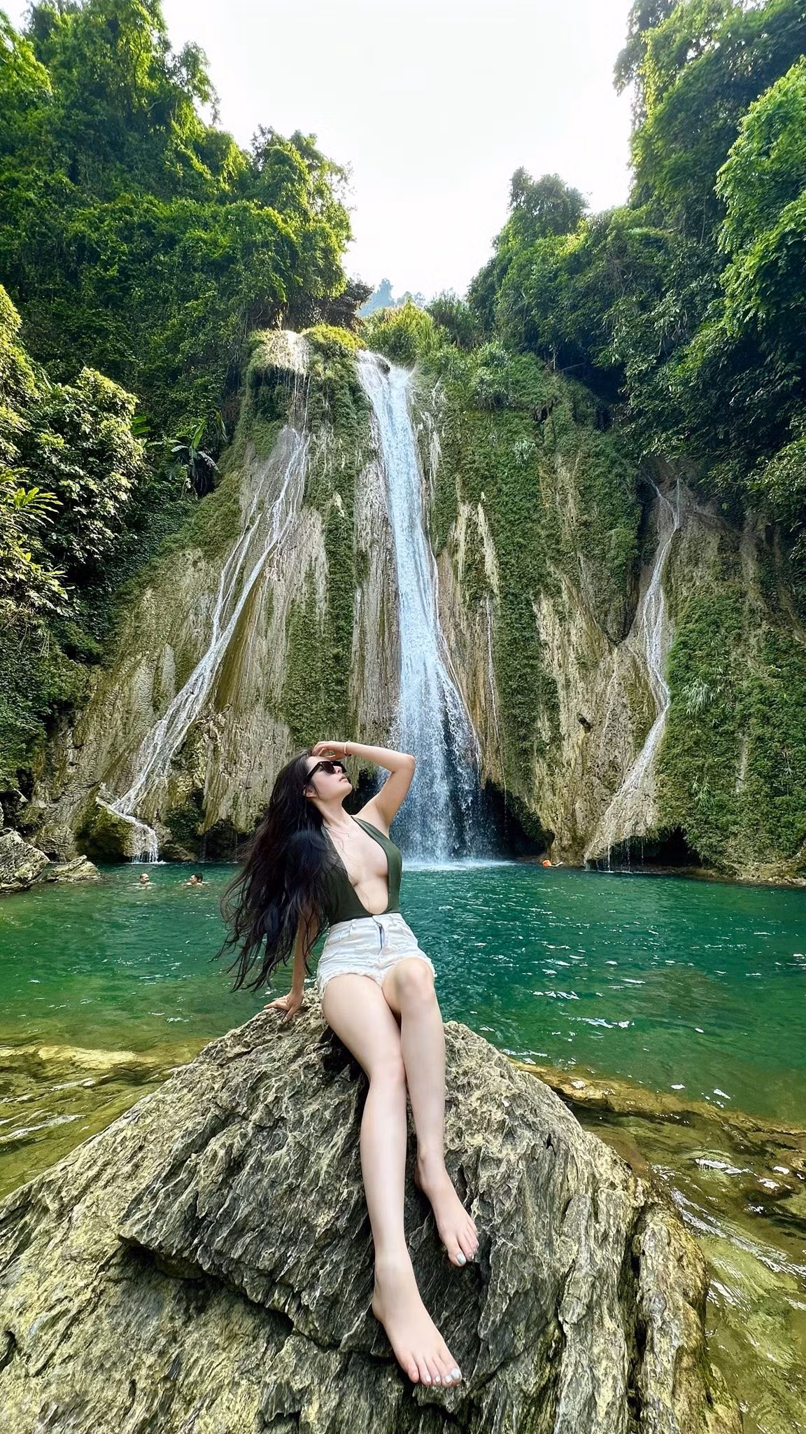 Thiết kế cắt xẻ táo bạo giúp nàng hot girl khoe trọn những đường cong gợi cảm, vòng eo thon gọn và đôi chân dài miên man.