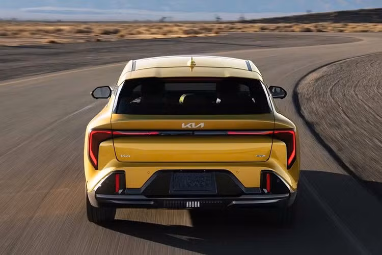 Kia K4 Hatchback 2026 có giá khởi điểm từ 24.890 USD (khoảng 649 triệu đồng) chưa bao gồm phí vận chuyển 1.195 USD và sẽ chính thức có mặt tại các đại lý Kia ở Mỹ vào đầu năm 2026. Mức giá này được đánh giá là cạnh tranh so với các đối thủ trong cùng phân khúc, đồng thời cung cấp danh sách trang bị tiêu chuẩn phong phú và nhiều tùy chọn hiệu năng cao.