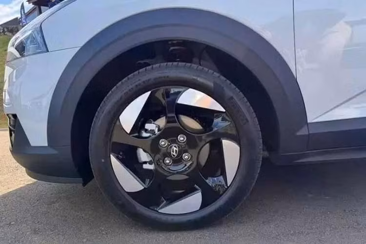 Hyundai i20 2027 dành cho Brazil có chiều dài cơ sở 2.580 mm, tương đương thế hệ thứ ba hiện đang bán tại châu Âu. Tuy nhiên, thế hệ mới có kích thước tổng thể lớn hơn với chiều dài 4.130 mm và chiều cao 1.505 mm. Hyundai cho biết phiên bản dành cho châu Âu sẽ sử dụng chung nền tảng khung gầm với mẫu xe này nhưng có sự khác biệt về thiết kế, hệ truyền động, nội thất...