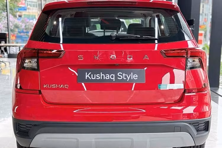 Kushaq là mẫu SUV cỡ B đầu tiên của Skoda được lắp ráp tại Việt Nam. Xe được phát triển trên nền tảng MQB A0 IN của Tập đoàn Volkswagen, nền tảng vốn được tối ưu cho các thị trường đang phát triển.