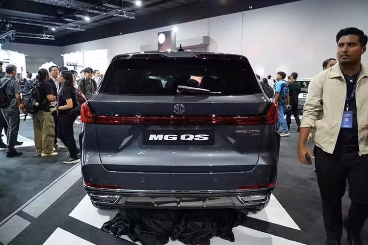 MG QS 2026 tại thị trường Malaysia sở hữu diện mạo táo bạo và hiện đại. Điểm nổi bật là phần đầu xe mang phong cách thể thao với lưới tản nhiệt hình thang cỡ lớn, cụm đèn pha thanh mảnh và dải đèn LED định vị ban ngày được thiết kế góc cạnh.