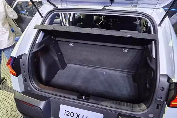 Tại thị trường Brazil, giá bán của Hyundai i20 2027 mới sẽ dao động từ 99.990-139.990 Real (khoảng 519-728 triệu đồng). Xe cạnh tranh với các đối thủ như Volkswagen Polo, Chevrolet Onix, Toyota Yaris và Fiat Argo. Tại châu Âu, Hyundai hiện vẫn phân phối i20 thế hệ thứ ba vốn đã ra mắt từ năm năm 2020, được nâng cấp vào năm 2023 và sản xuất tại Thổ Nhĩ Kỳ.