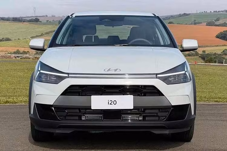 Những điểm nhấn khác của mẫu xe Hàn Quốc này bao gồm lưới tản nhiệt cỡ lớn và dải đèn LED định vị vắt ngang đầu xe với đồ họa gợi liên tưởng đến Lamborghini. Bên cạnh đó là thân xe được tạo khối nổi bật, đường chân kính vuốt cao về phía sau và bộ mâm hợp kim cắt kim cương 17 inch trên phiên bản cao cấp nhất.