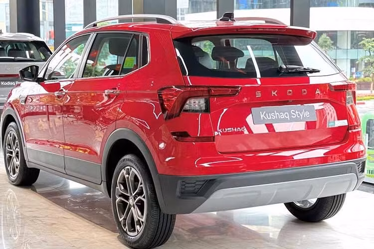 Theo nhân viên bán hàng, những chiếc xe SUV Skoda Kushaq sản xuất năm 2026 không được hưởng mức ưu đãi tương tự. Bên cạnh đó, do chính sách bán hàng được triển khai riêng tại từng đại lý nên giá bán thực tế có sự khác biệt.