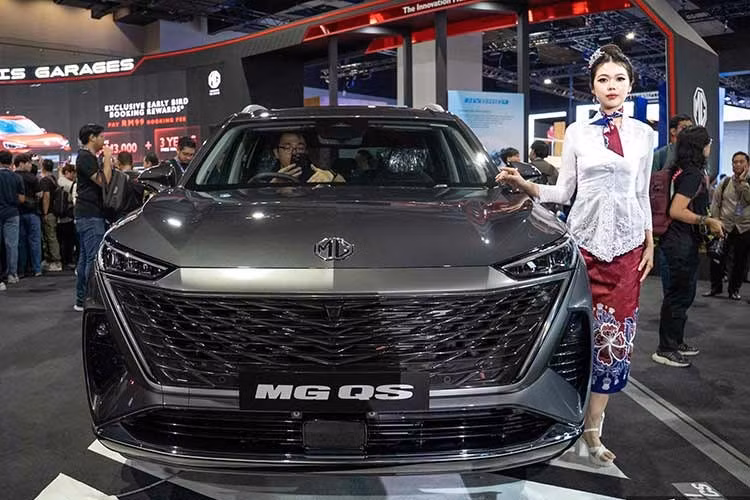 MG QS sở hữu kích thước dài x rộng x cao lần lượt 4.983 x 1.967 x 1.778 mm và chiều dài cơ sở 2.915 mm. Như vậy, QS rõ ràng không phải là một mẫu xe nhỏ gọn mà được định vị như một sản phẩm hướng đến nhu cầu của các khách hàng gia đình.