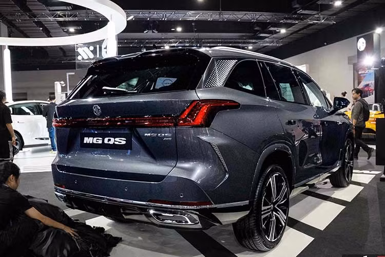 Mẫu xe SUV MG QS 2026 mới tại Malaysia trên thực tế là phiên bản đổi tên của mẫu xe Roewe RX9 đang bán ra tại thị trường Trung Quốc. Ở một số thị trường quốc tế, xe còn được biết đến dưới cái tên MGS9 PHEV hoặc MG RX9.