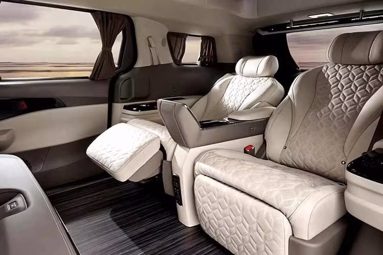Ngoài ra, mẫu xe MPV Kia Carnival High Roof 2026 mới còn được tích hợp hệ thống đèn đọc sách LED riêng cho hàng ghế sau trên phần khung mui cao, giúp hành khách có thể làm việc hoặc đọc sách trong những chuyến đi dài mà không ảnh hưởng đến người lái.