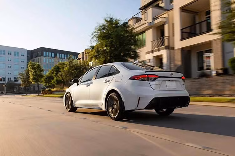 Với đời 2025, Corolla ghi điểm cao trong khảo sát độ tin cậy của Consumer Reports. Từ khi ra mắt đến nay, mẫu xe này chỉ có một đợt triệu hồi và số lượng khiếu nại trên trang chính thức của NHTSA cũng rất ít. Ngay cả khi phát sinh hỏng hóc, chi phí sửa chữa cũng khá “dễ chịu”. Theo RepairPal, chi phí sửa chữa trung bình hằng năm của Corolla là 362 USD, thấp hơn 79 USD so với mức trung bình của các mẫu xe Toyota khác.
