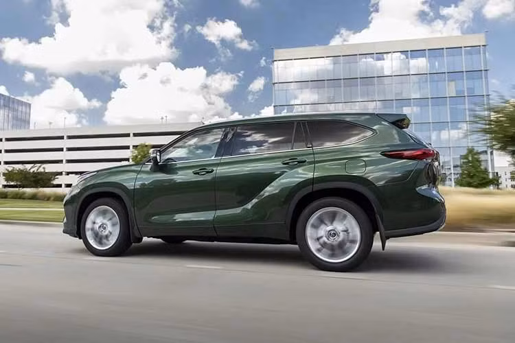 Trong khảo sát năm 2025 của Consumer Reports, mẫu xe này đứng thứ 6, cho thấy mức độ ổn định nhỉnh hơn Tacoma đôi chút. Người dùng đánh giá cao sự thoải mái khi vận hành và không gian hàng ghế thứ hai rộng rãi của xe. Tuy nhiên, Toyota Highlander 2025 không hẳn là hoàn hảo. Consumer Reports cho rằng động cơ tăng áp mới kém mượt hơn máy V6 cũ, hệ thống giải trí chưa thực sự thân thiện với người dùng và hàng ghế thứ 3 khá chật chội.