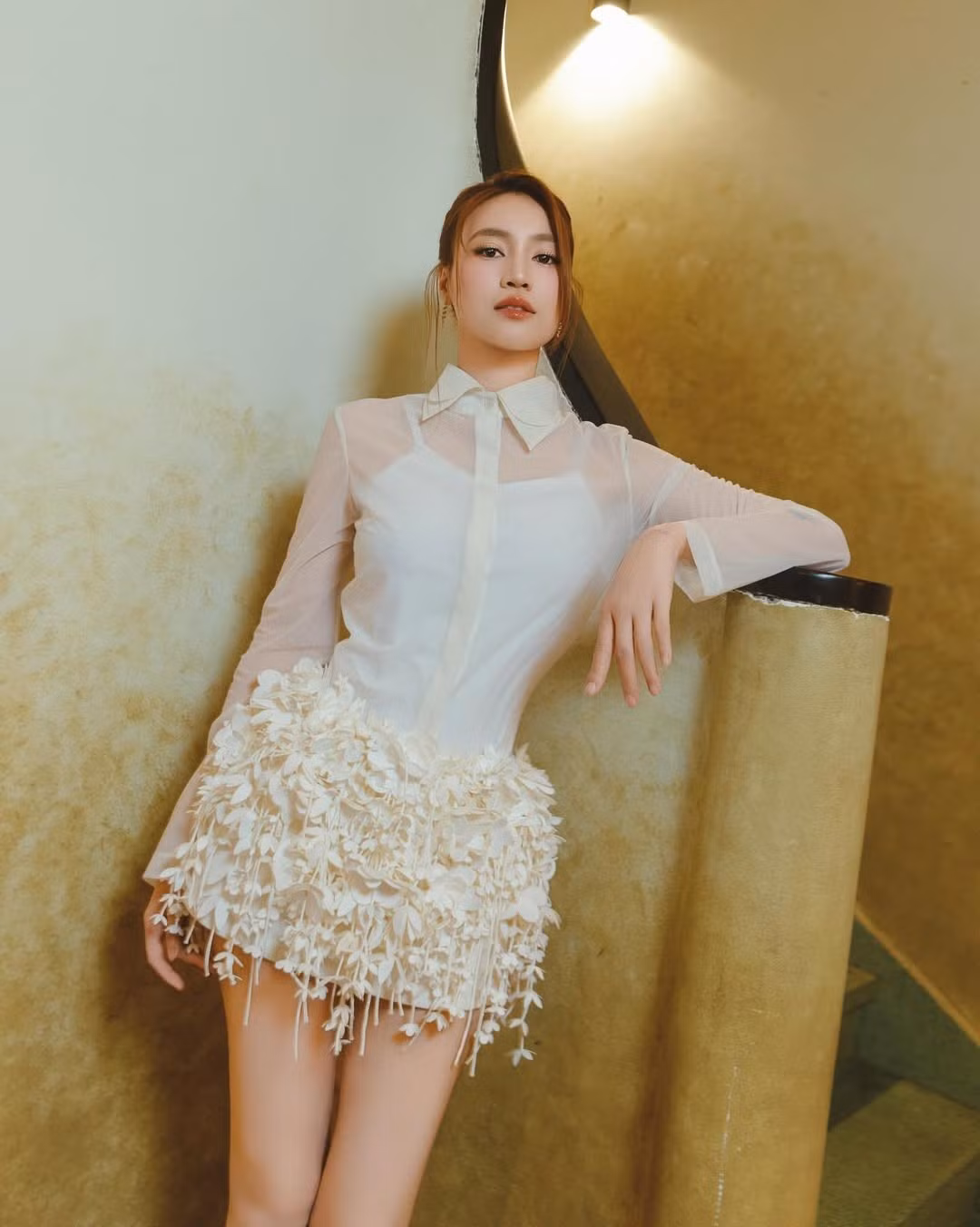 Những khoảnh khắc chuyển động mờ trong ảnh cũng tạo hiệu ứng “dreamy”, như một cảnh phim nghệ thuật – điều vốn rất phù hợp với hình ảnh mà Lan Ngọc xây dựng nhiều năm qua.