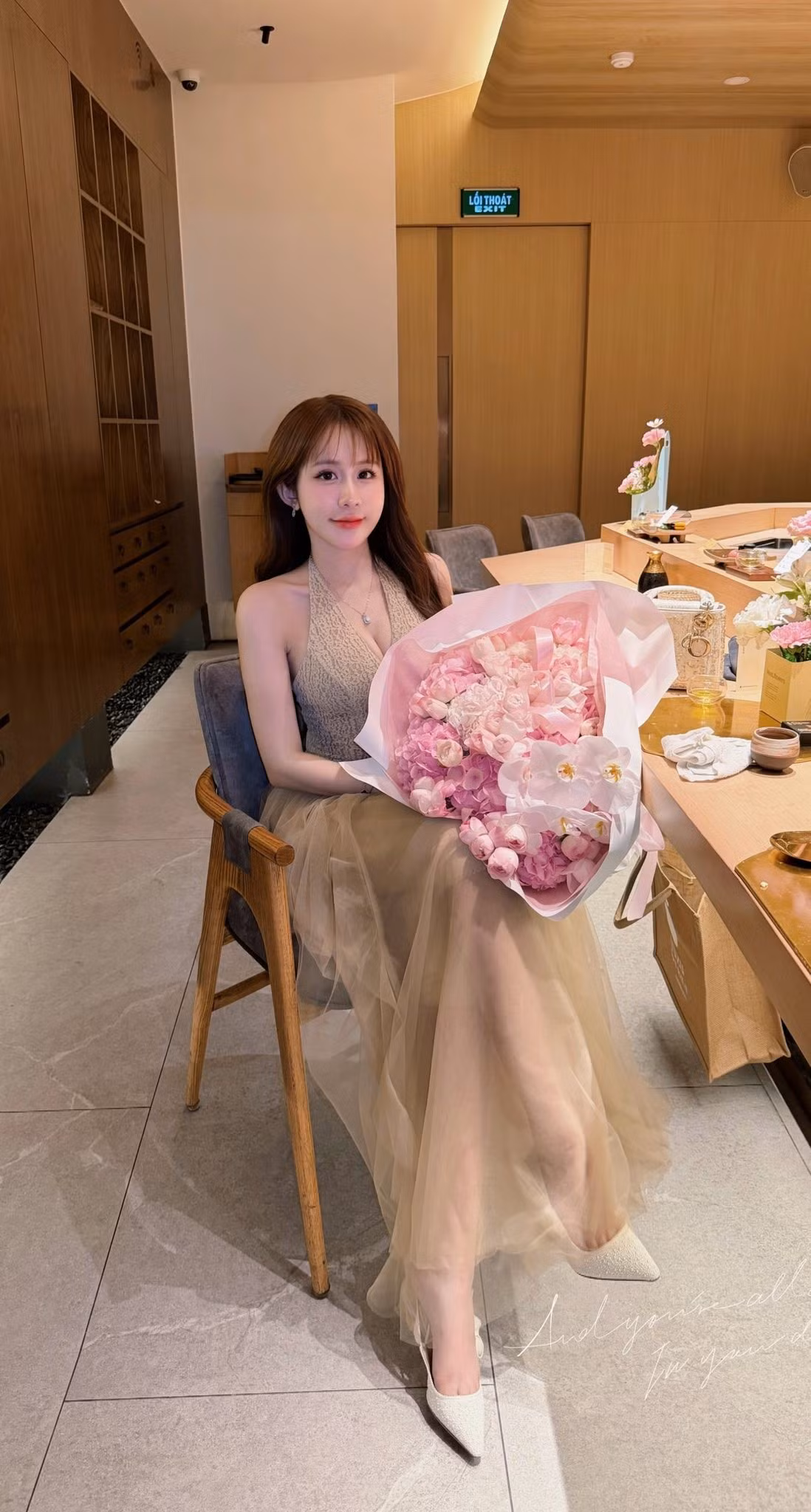 Ánh nhìn nhẹ nhàng, biểu cảm tinh tế cùng những dáng ngồi, dáng đứng uyển chuyển giúp 'hot girl bi-a' toát lên vẻ đẹp tự tin, trưởng thành nhưng vẫn giữ được sự mềm mại, duyên dáng rất riêng.