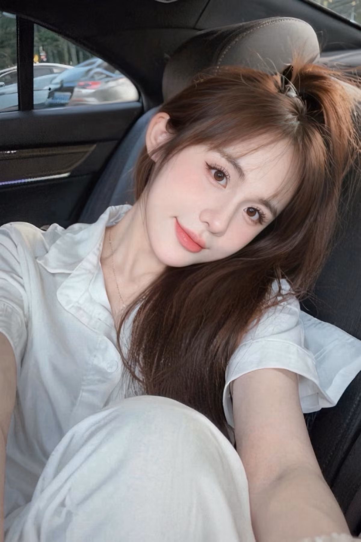 Ngoài thi đấu chuyên nghiệp, Tuyết Anh còn hoạt động năng nổ với vai trò KOC, mẫu ảnh và kinh doanh. Sở hữu ngoại hình nổi bật cùng phong cách sống hiện đại, cô tận dụng tốt sức ảnh hưởng của mình trên các nền tảng như Facebook, TikTok để quảng bá sản phẩm, truyền cảm hứng tích cực tới giới trẻ.