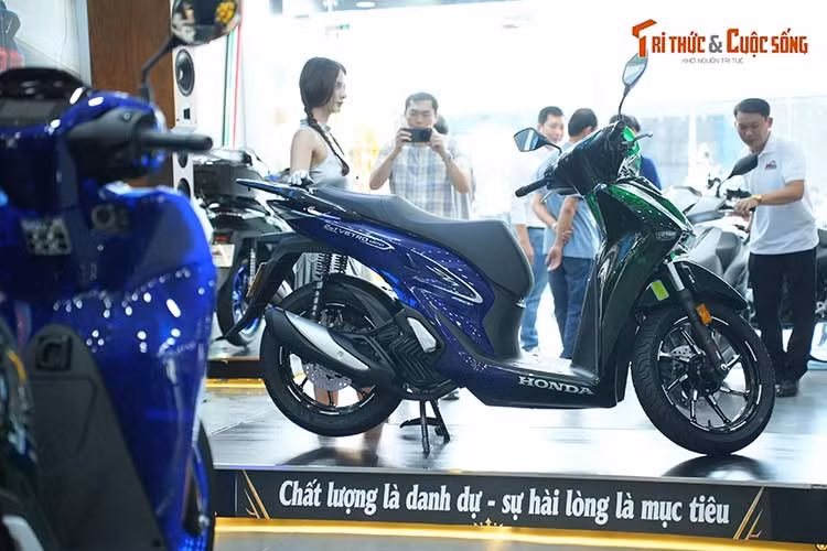 Tuy nhiên, khi phiên bản Vetro Blue 2026 ra mắt với sắc xanh Sapphire hiện đại cùng hàng loạt nâng cấp về công nghệ (màn hình màu TFT, hệ thống đèn cải tiến), người dùng phải đứng trước sự lựa chọn khó khăn giữa kiểu dáng quen thuộc của đời cũ và công nghệ của đời mới.