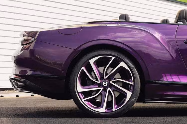 Nhân dịp kỷ niệm này, Bentley rất muốn nhấn mạnh vai trò của lực lượng lao động và các kỹ năng truyền thống tại Crewe. Công ty lưu ý rằng kể từ khi chiếc Bentley đầu tiên rời dây chuyền sản xuất Pyms Lane vào năm 1946, nhiều thế hệ nhân viên đã tham gia vào việc chế tạo ôtô của hãng, kết hợp các kỹ thuật lâu đời với các phương pháp kỹ thuật và sản xuất hiện đại hơn.