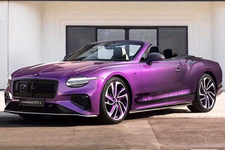 Một chiếc Bentley Continental GTC độc nhất vô nhị với lớp sơn Supernova Purple Ombre mới đã được ra mắt tại Crewe nhân dịp Bentley kỷ niệm 80 năm sản xuất ôtô tại nhà máy Pyms Lan. Chiếc xe đã trở thành tâm điểm của sự kiện kỷ niệm vào ngày 28/7/2026, với sự tham dự của hơn 100 khách hàng.