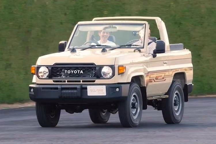Về giá cả, phiên bản Toyota Land Cruiser 70 mui cứng ba cửa trục cơ sở ngắn (SWB) có giá khởi điểm 177.900 Dirham (1,274 tỷ đồng) tại Dubai, rẻ hơn 10.000 Dirham (71,65 triệu đồng) so với phiên bản năm cửa tương đương.