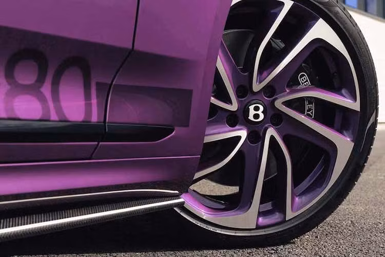 Chiếc Bentley Continental GTC mui trần màu tím độc nhất vô nhị này đã được tạo ra thông qua bộ phận đặt hàng cá nhân Mulliner. Chiếc xe mui trần được hoàn thiện với lớp sơn Supernova Purple Ombre độc ​​quyền, được tạo ra riêng cho dịp này bởi bộ phận Sơn của Bentley và các đội ngũ CMF/Bespoke.