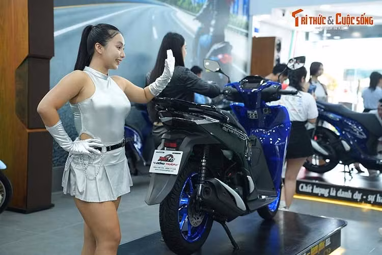 Phiên bản Honda SH150i Sapphire Green thì ngược lại, nửa trước xe mang màu xanh Vetro Blue Sapphire, nửa sau là xanh Vetro Green. Cấu hình này sử dụng yên xe thêu chỉ xanh Green và bộ mâm màu nhôm sáng tương phản.