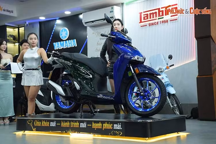Honda SH150i Italy Super Vetro 2 in 1 hiện đang được trưng bày và giới thiệu tại showroom Moto Đồng Tháp, không gian chuyên biệt dành cho các dòng xe máy cao cấp, xe độc và các phiên bản giới hạn.