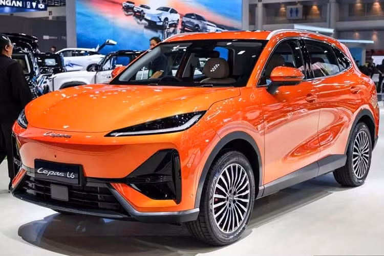 Cả hai phiên bản của Lepas L6 EV đều sử dụng chung một mô-tơ điện đặt phía trước, sản sinh công suất tối đa 215 mã lực và mô-men xoắn cực đại 275 Nm, cho khả năng tăng tốc từ 0-100 km/h trong 7,9 giây. Xe được trang bị pin lithium-sắt-phosphate (LFP) dung lượng 65,05 kWh, hỗ trợ sạc nhanh DC công suất 120 kW, cho phép sạc từ 30-80% trong 20 phút.