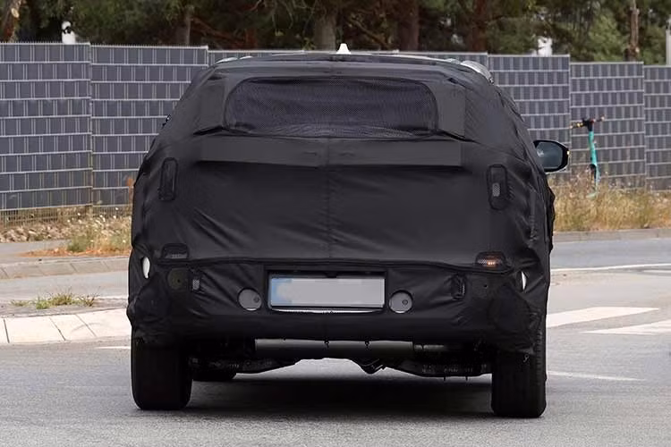 Ở góc nhìn ngang, Sportage mới vẫn duy trì dáng SUV đặc trưng nhưng được nhấn mạnh bằng các đường gân dập nổi, vòm bánh xe lớn cùng bộ mâm thiết kế khí động học. Mui xe sơn đen kết hợp giá nóc tạo hiệu ứng hai tông màu, mang lại vẻ ngoài trẻ trung và năng động. Mặc dù mới chỉ là bản dựng dựa trên ảnh rò rỉ, nhưng thiết kế này cho thấy Kia đang theo đuổi ngôn ngữ thiết kế mới với tính nhận diện cao, đồng thời tạo sự khác biệt rõ rệt so với thế hệ hiện tại.
