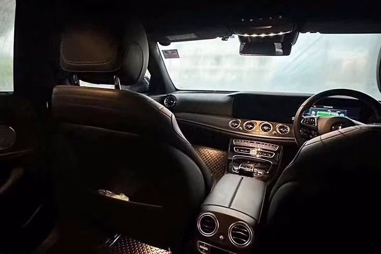 Theo cấu hình đang được phân phối tại Malaysia, Mercedes-Benz E 350e sẽ được trang bị động cơ xăng tăng áp 2.0L kết hợp mô-tơ điện. Động cơ xăng sản sinh công suất 204 mã lực và mô-men xoắn 320 Nm, trong khi mô-tơ điện đạt 136 mã lực và 440 Nm.
